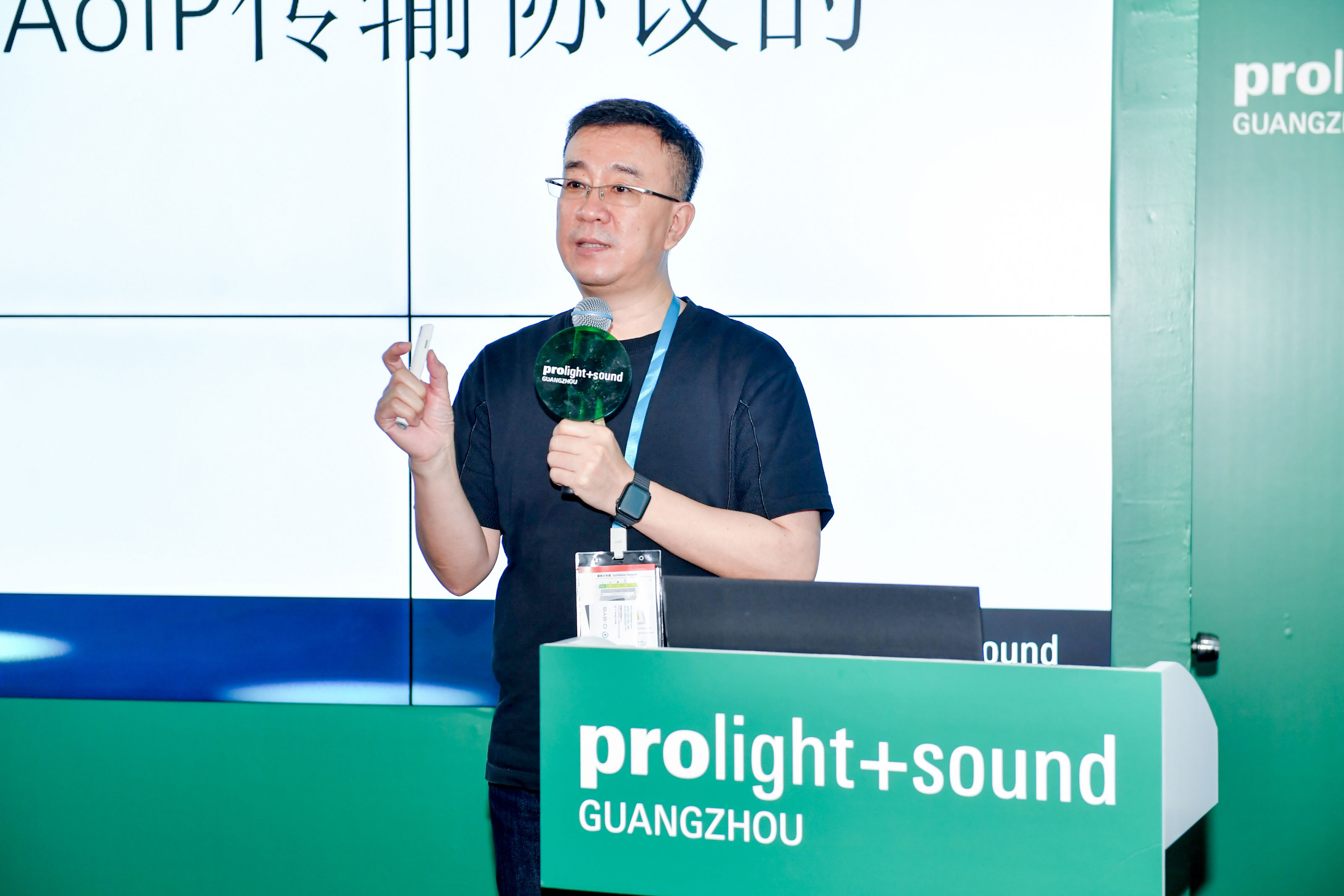 光迅科技路演惊艳，创新技术驱动行业新篇章,在日新月异的科技时代，光迅科技（以下简称光迅）凭借其卓越的创新能力和卓越的技术实力，成功站在了路演的舞台上，向广大投资者和行业同仁展现其宏伟的未来发展蓝图，此次路演活动吸引了众多投资者的目光，光迅科技以其独特的魅力和深厚的底蕴，成为了全场的焦点。,光迅科技路演,第1张