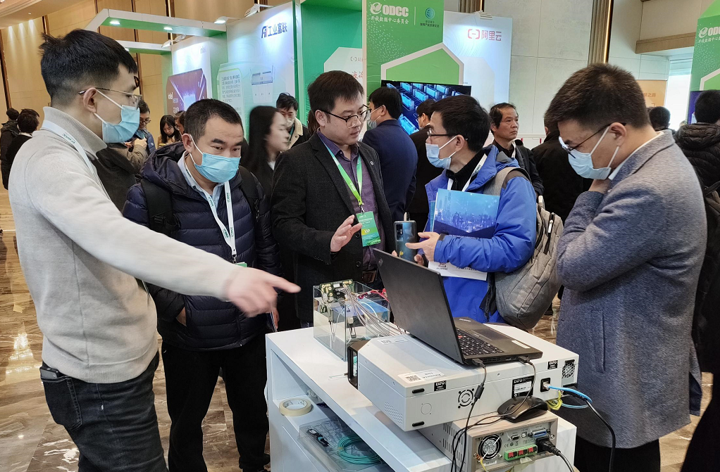 光迅科技推动数据中心液冷技术革新，实现高效节能新突破,在技术日新月异的今天，数据中心作为处理海量数据的中枢神经，其稳定运行与能耗管理成为了企业关注的重中之重，在我国，光迅科技作为信行业的领军企业，始终秉承技术创新的理念，不断引领行业的发展潮流，光迅科技推出了一项具有划时代意义的液冷技术，为数据中心的高效节能提供了全新的解决方案。,光迅科技有液冷,第1张